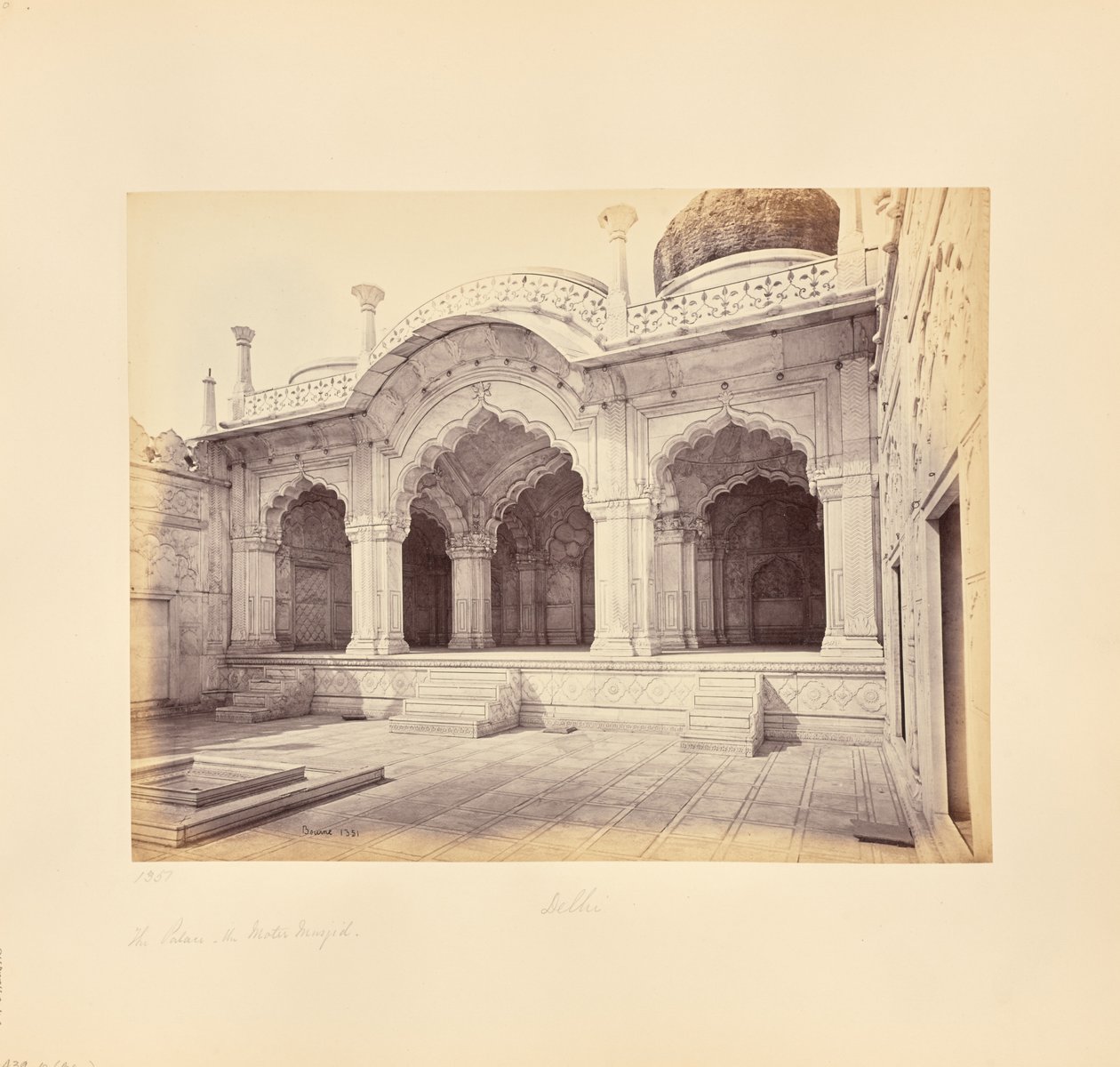 Delhi; der Palast, die Motee Musjid (Perlenmoschee) von Samuel Bourne