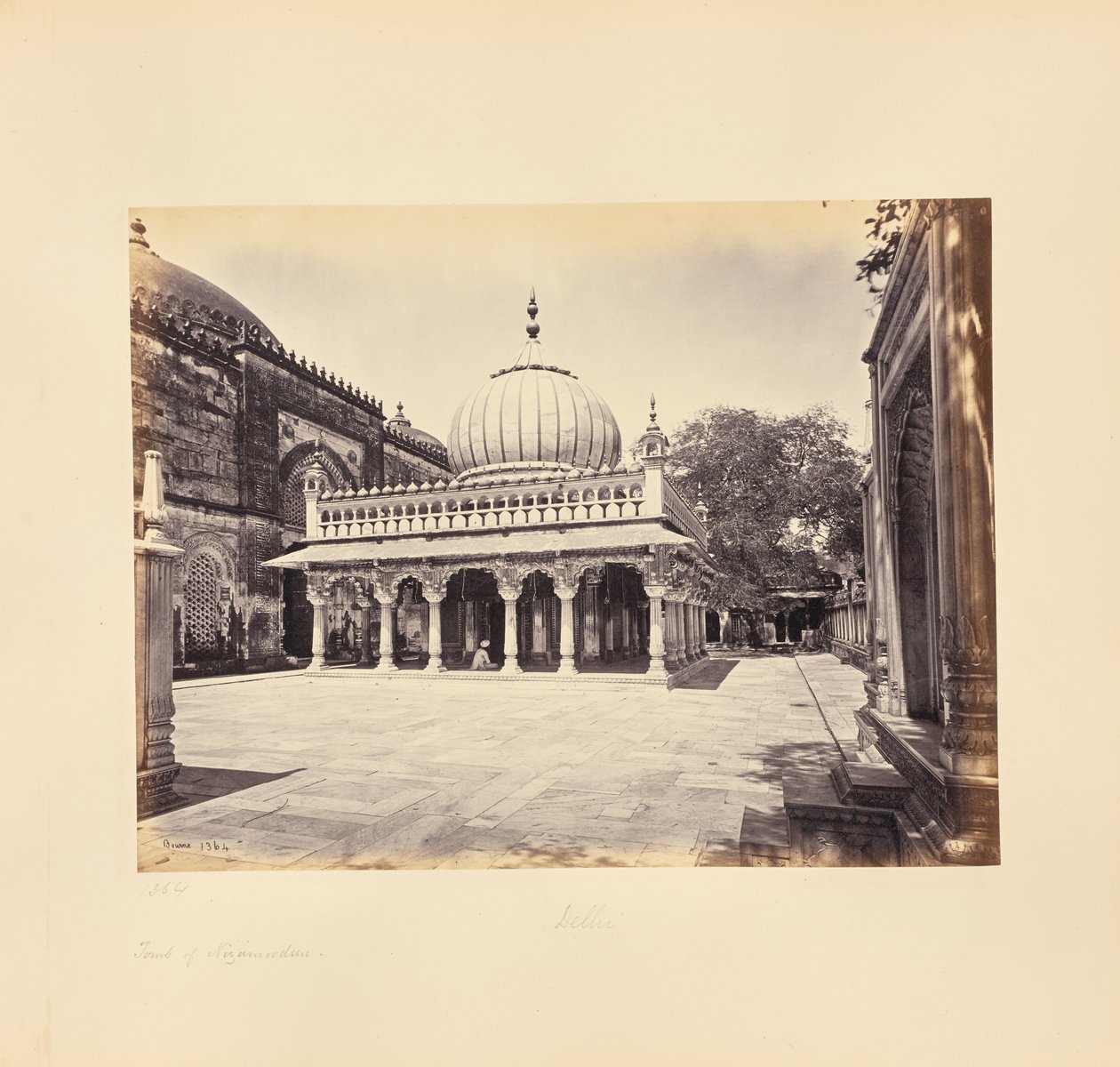 Delhi; das Grabmal von Nizam-ood-deen von Samuel Bourne