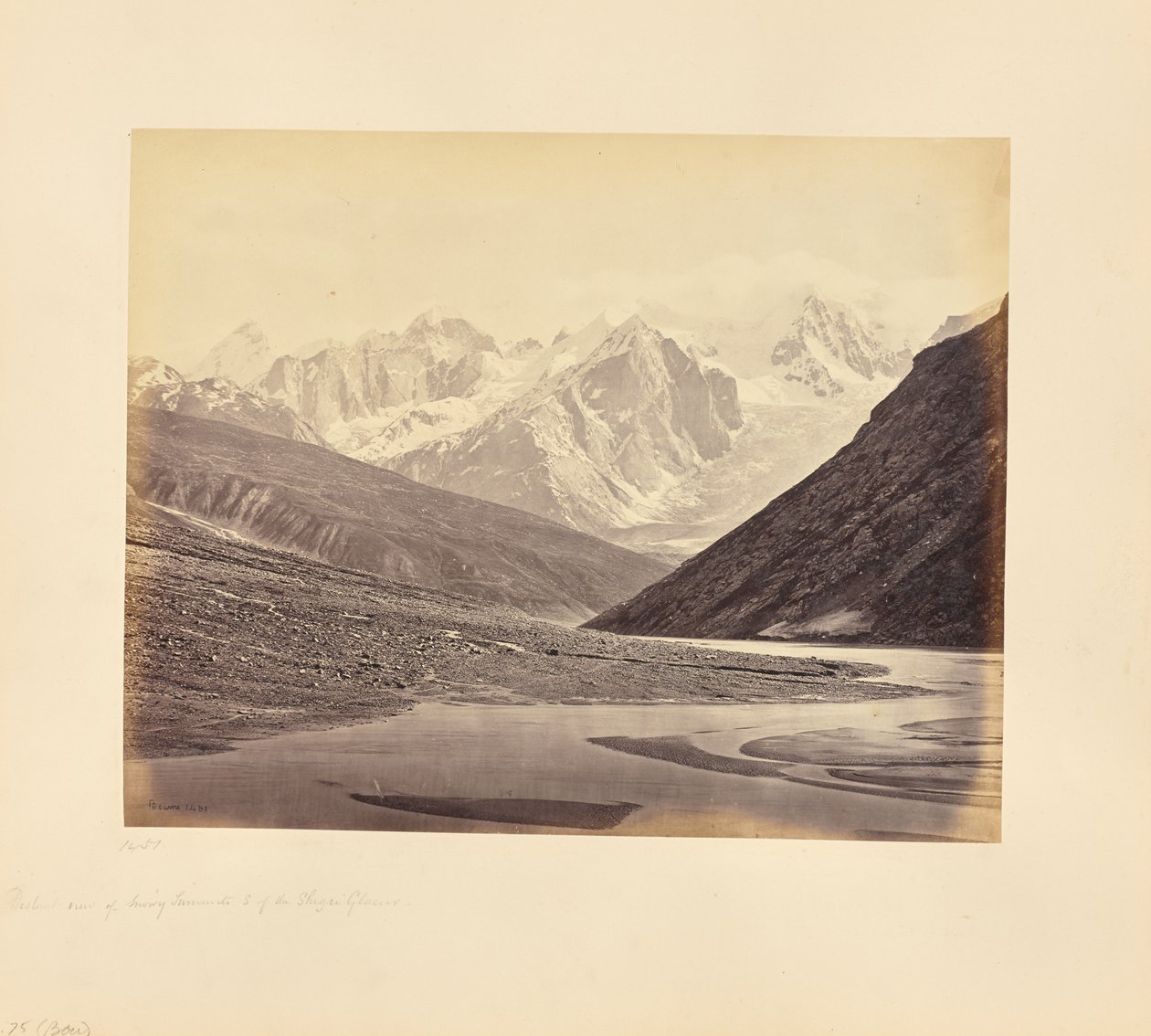 Fernsicht auf die schneebedeckten Gipfel südlich des Shigri-Gletschers von Samuel Bourne