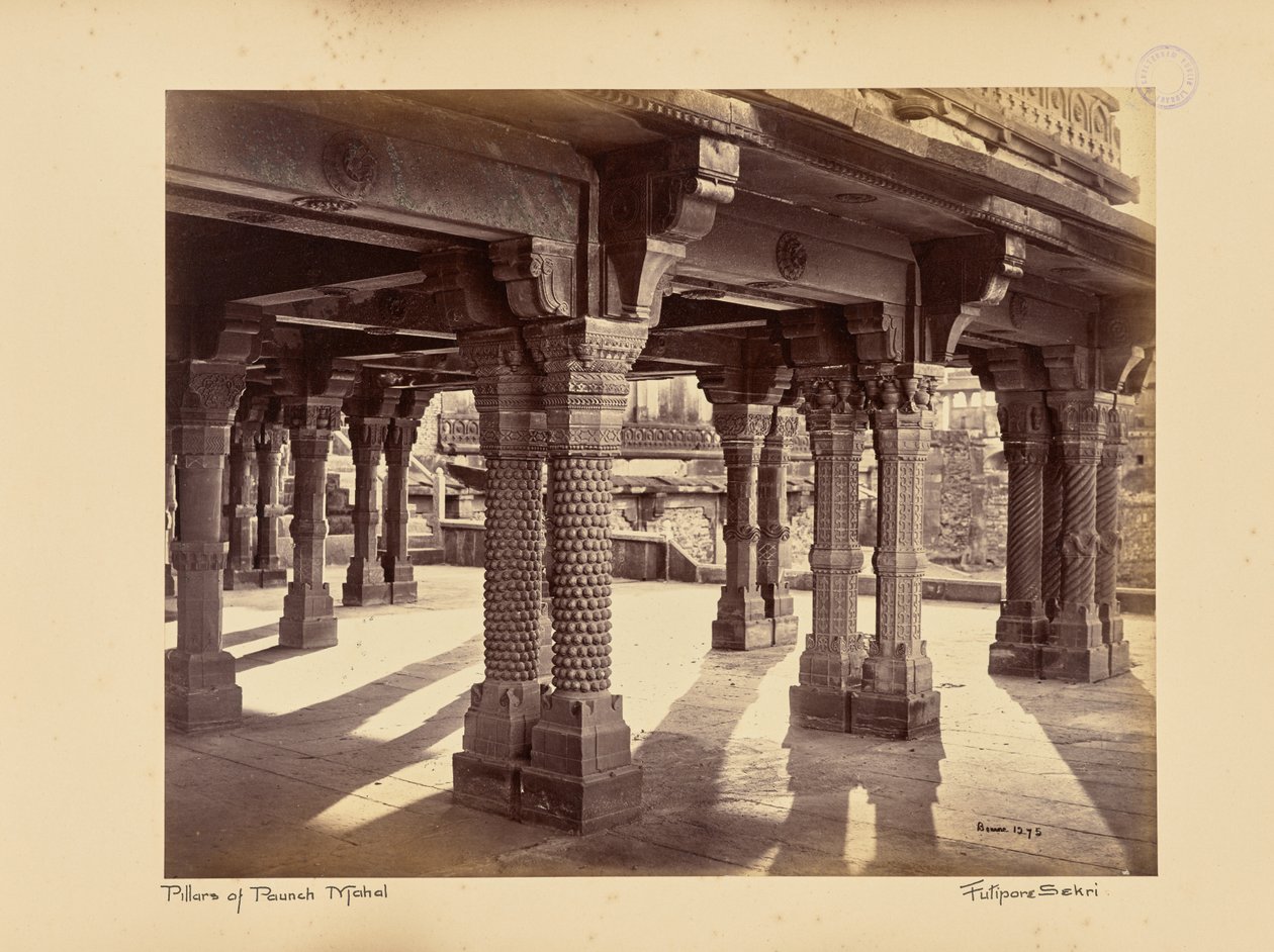 Fatehpur Sikri; geschnitzte Säulen im Panch Mahal von Samuel Bourne
