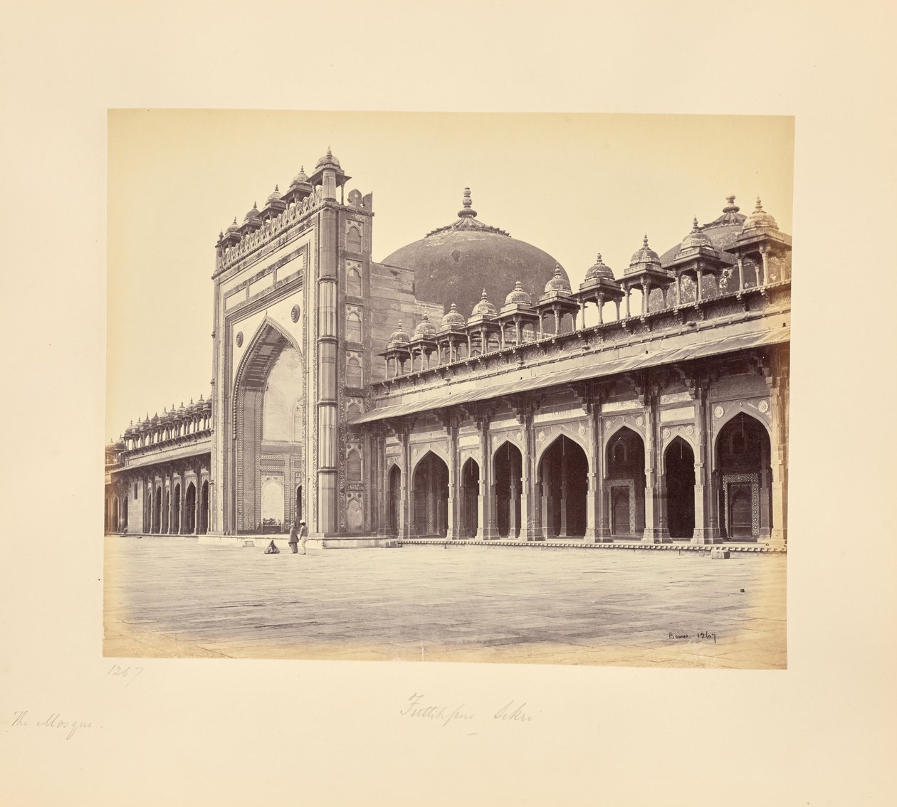 Futtypore Sikri; die Moschee an der Westseite des Hofes von Samuel Bourne
