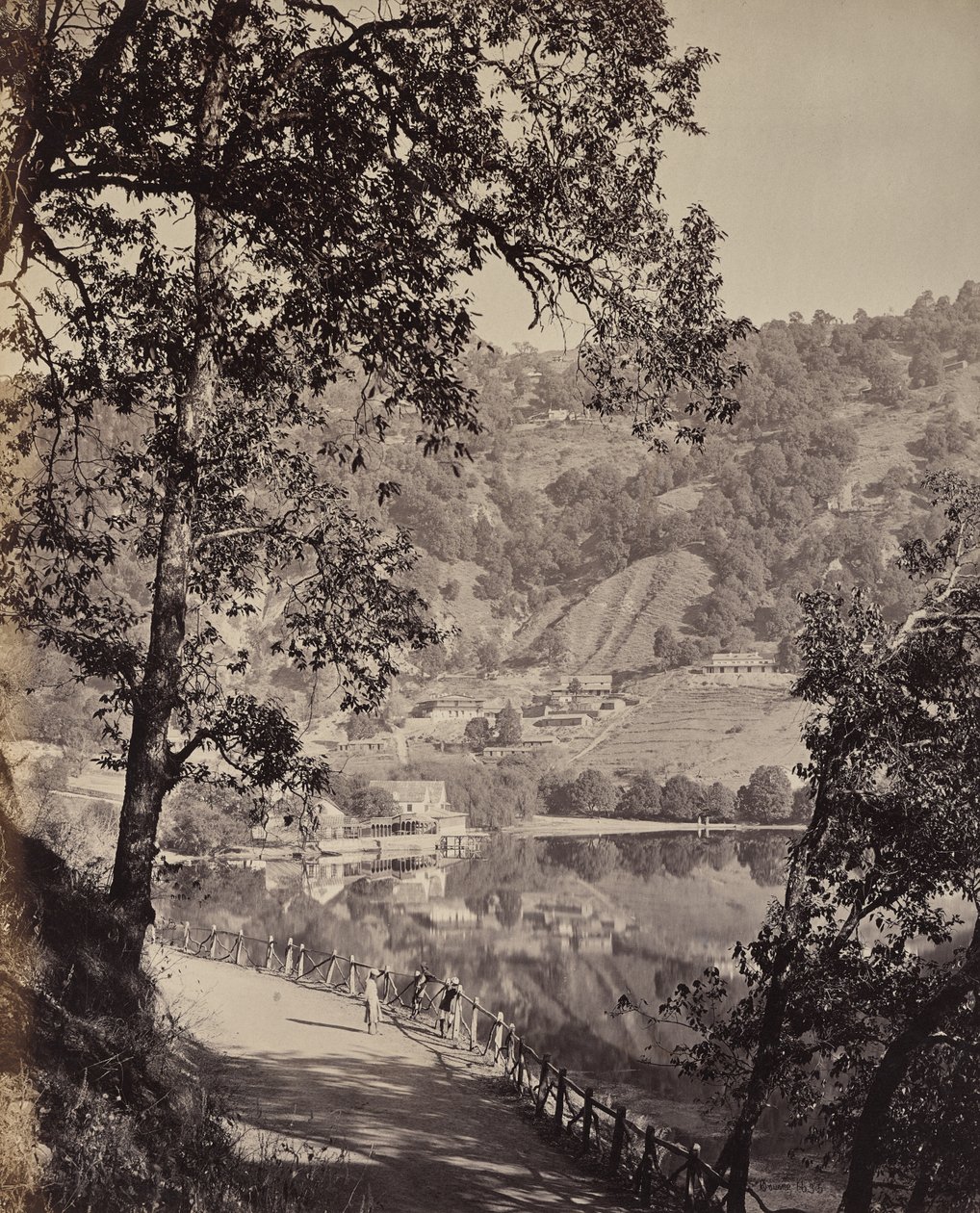 Hyree Lake. Bergstation im Himalaya. Blick auf den Taj Lake mit den Assembly Rooms, Lhutse von Samuel Bourne
