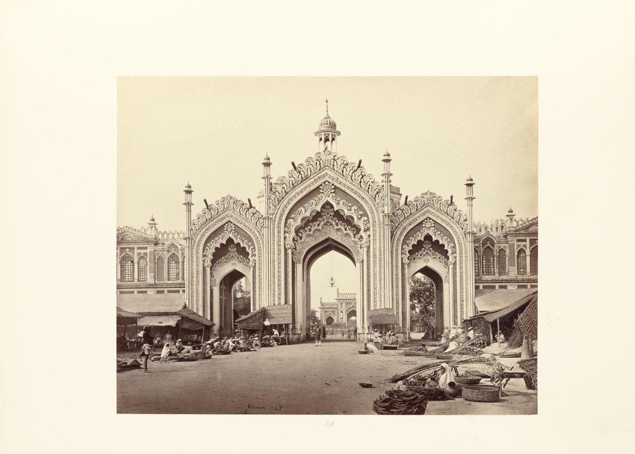 Lucknow; das Tor zum Hooseinabad-Basar von Samuel Bourne