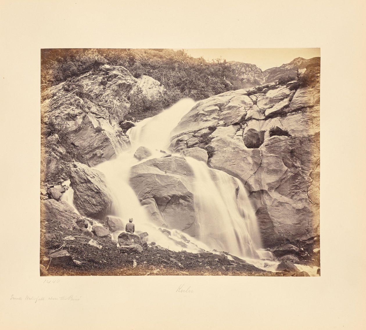 Kleiner Wasserfall oberhalb von Prini, Kulu von Samuel Bourne