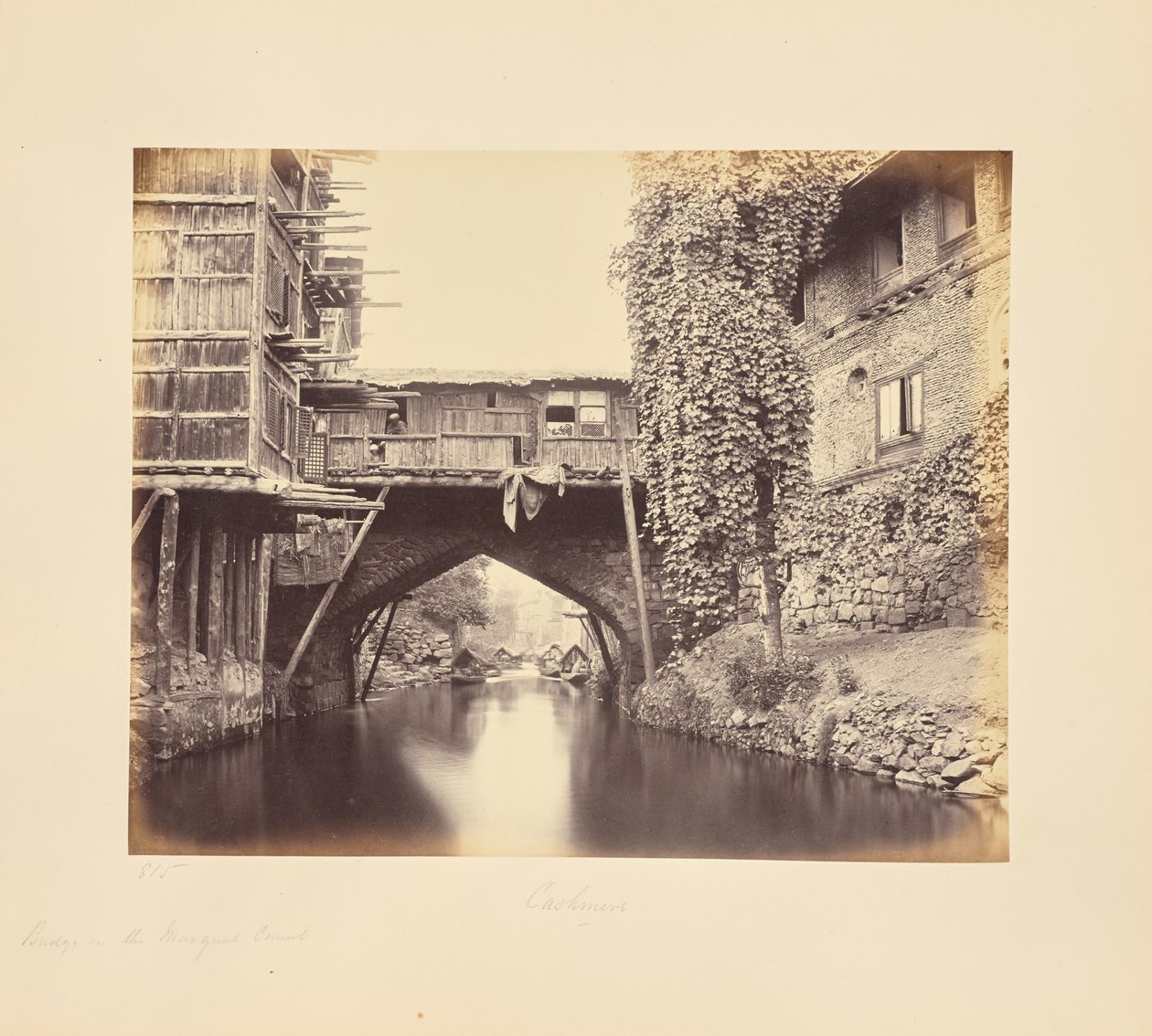 Srinuggur; eine Brücke über den Marqual-Kanal von Samuel Bourne