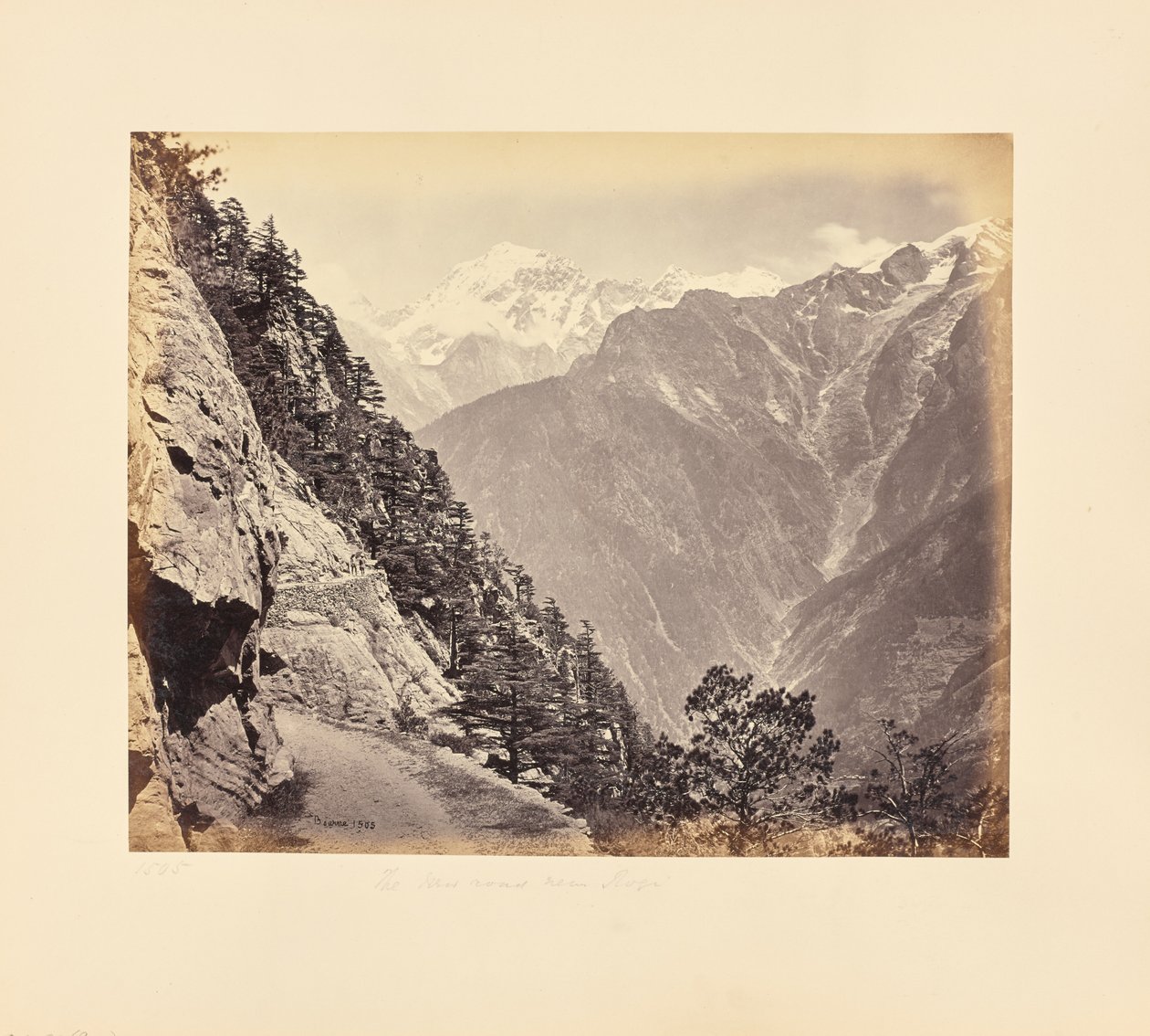Die neue Straße bei Rogi - im Hintergrund die Chini-Berge von Samuel Bourne
