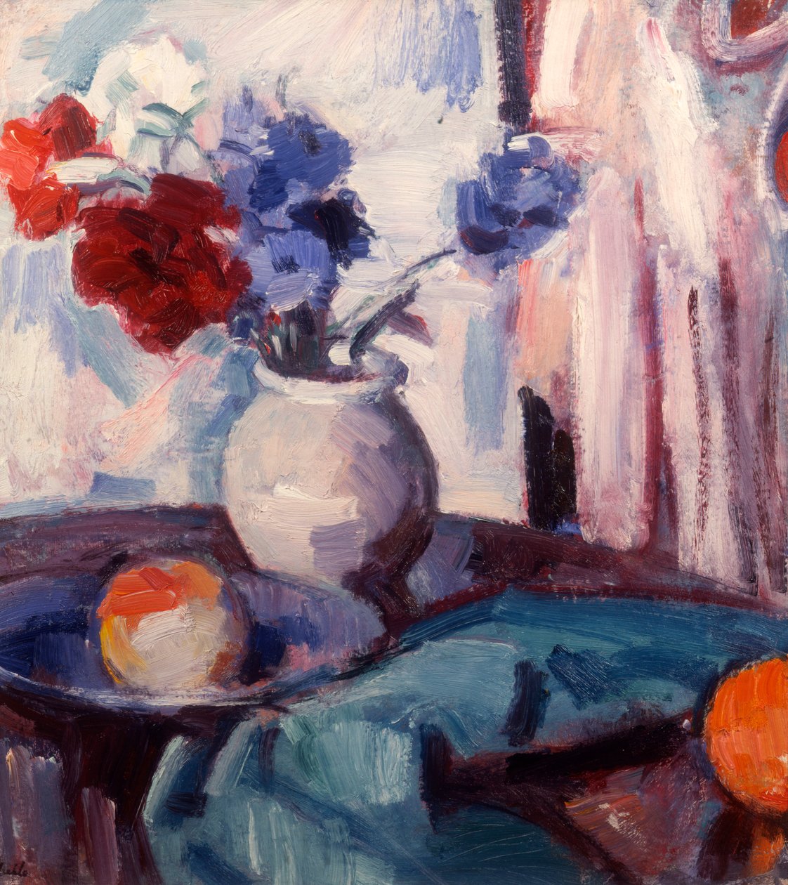 Gemischte Nelken und Kornblumen in einer Töpfervase von Samuel John Peploe