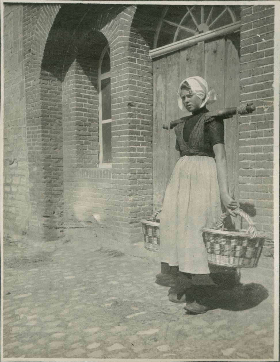Frau mit zwei Körben, Fotografie von Reisen in Europa und Nordafrika von Sarah Van Doren Shaw