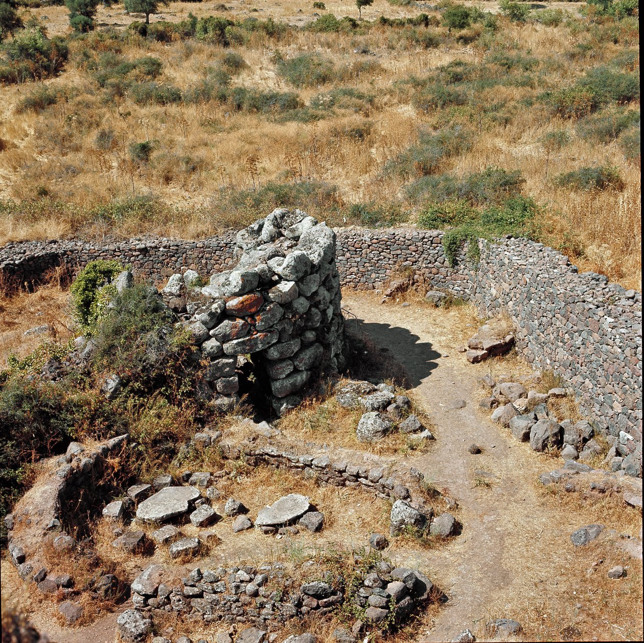 Nuragische Kultur (Nuraghi) Sardinien: Ruinen der nuragischen Stadt auf dem megalithischen Gelände von Losa: einer der Verteidigungstürme. 15. Jahrhundert v. Chr. Abbasanta, Sardinien, Italien von Sardinia Nuragic Civilization