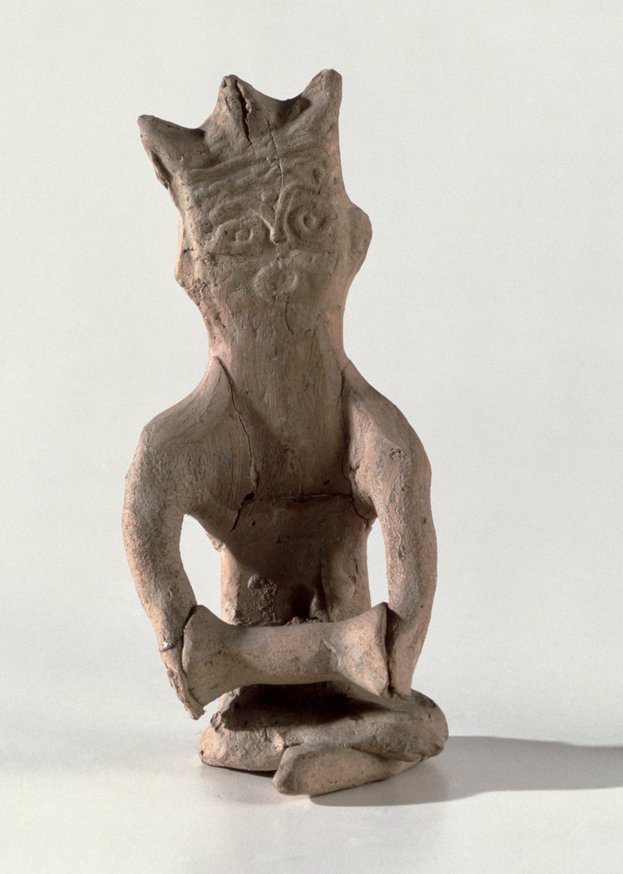 Figur mit gekreuzten Beinen und einem Gegenstand, der als Trommel angesehen wird, aus Susa, Iran, 4.-6. Jahrhundert n. Chr. von Sasanian School