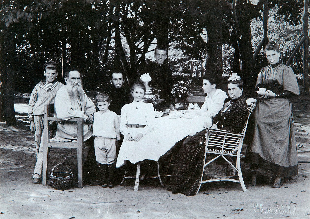 Die Familie des russischen Autors Leo Tolstoi, späte 19. oder frühe 20. Jahrhundert von Scherer Nabholz and Co