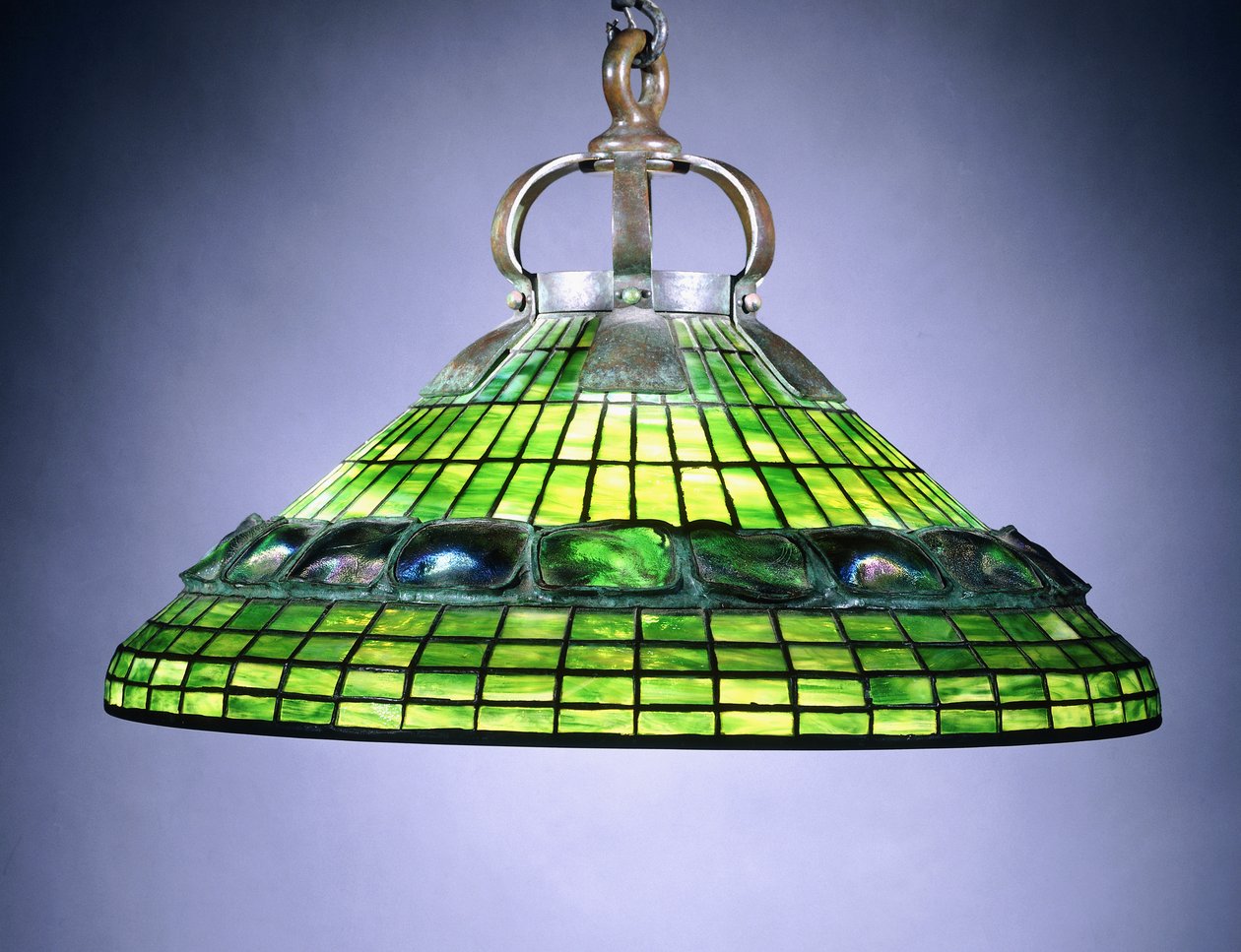 Bleiglas-Turtleback-Fliese und Bronze-Kronleuchter von School American