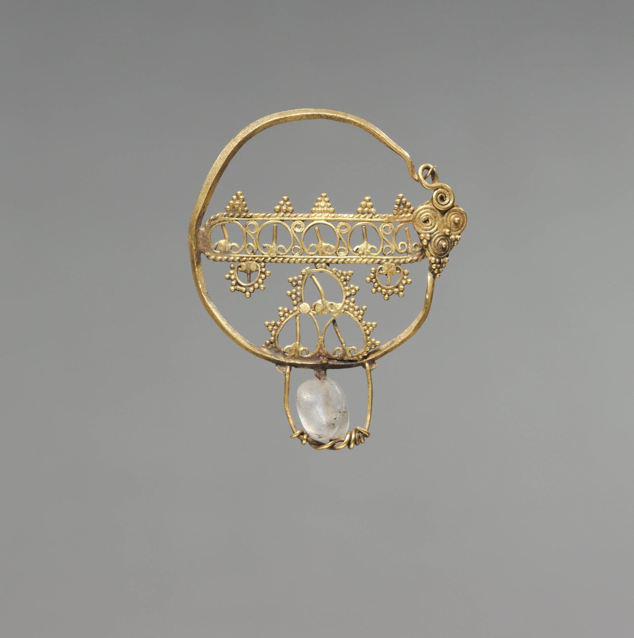 Ohrring mit Durchbrucharbeit, frühbyzantinische Periode, 600-800 (Gold mit Bergkristallperle) von School Byzantine