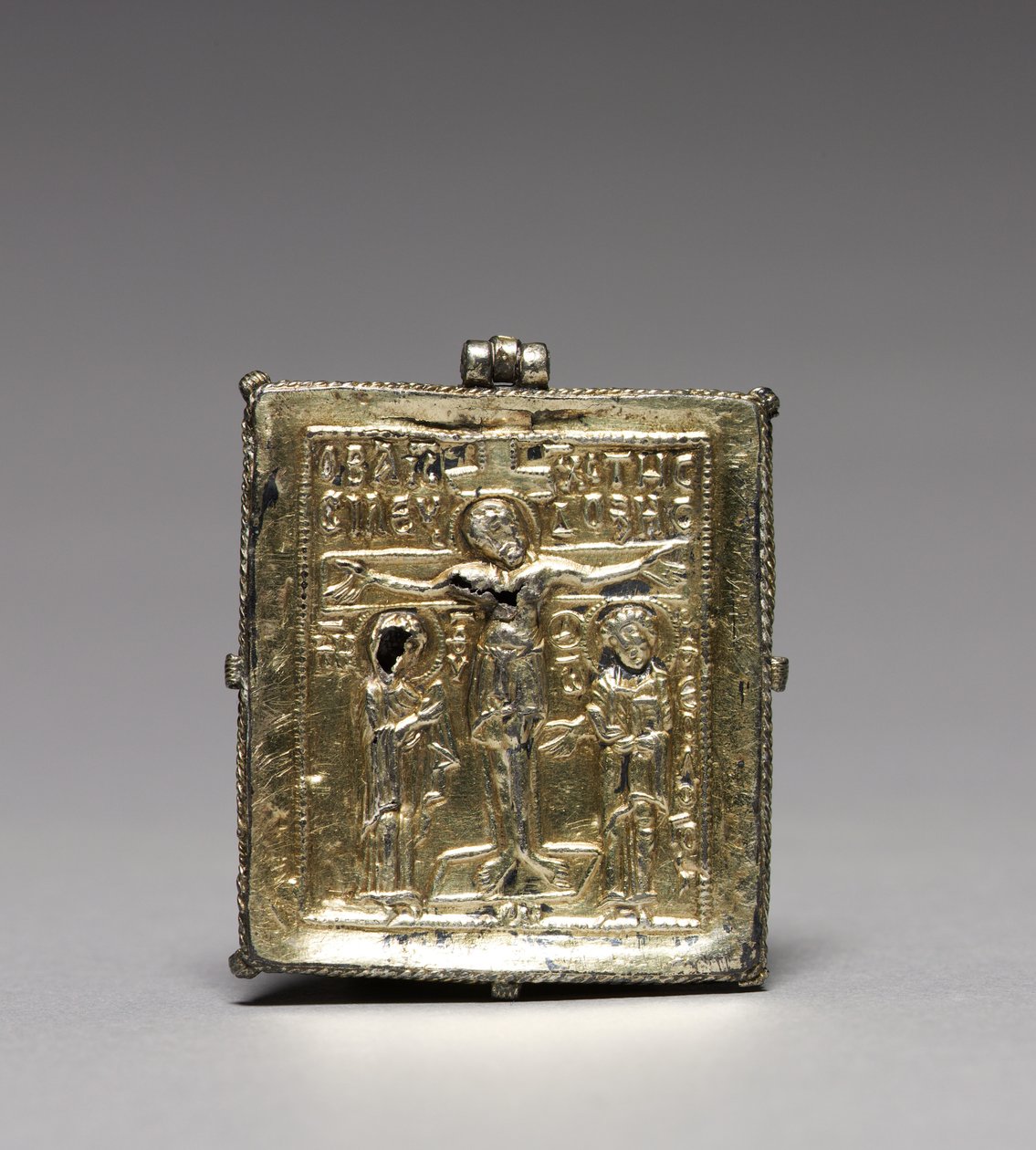 Enkolpion mit der Kreuzigung (Vorderseite) und den Heiligen Theodor und Georg (Rückseite) von School Byzantine