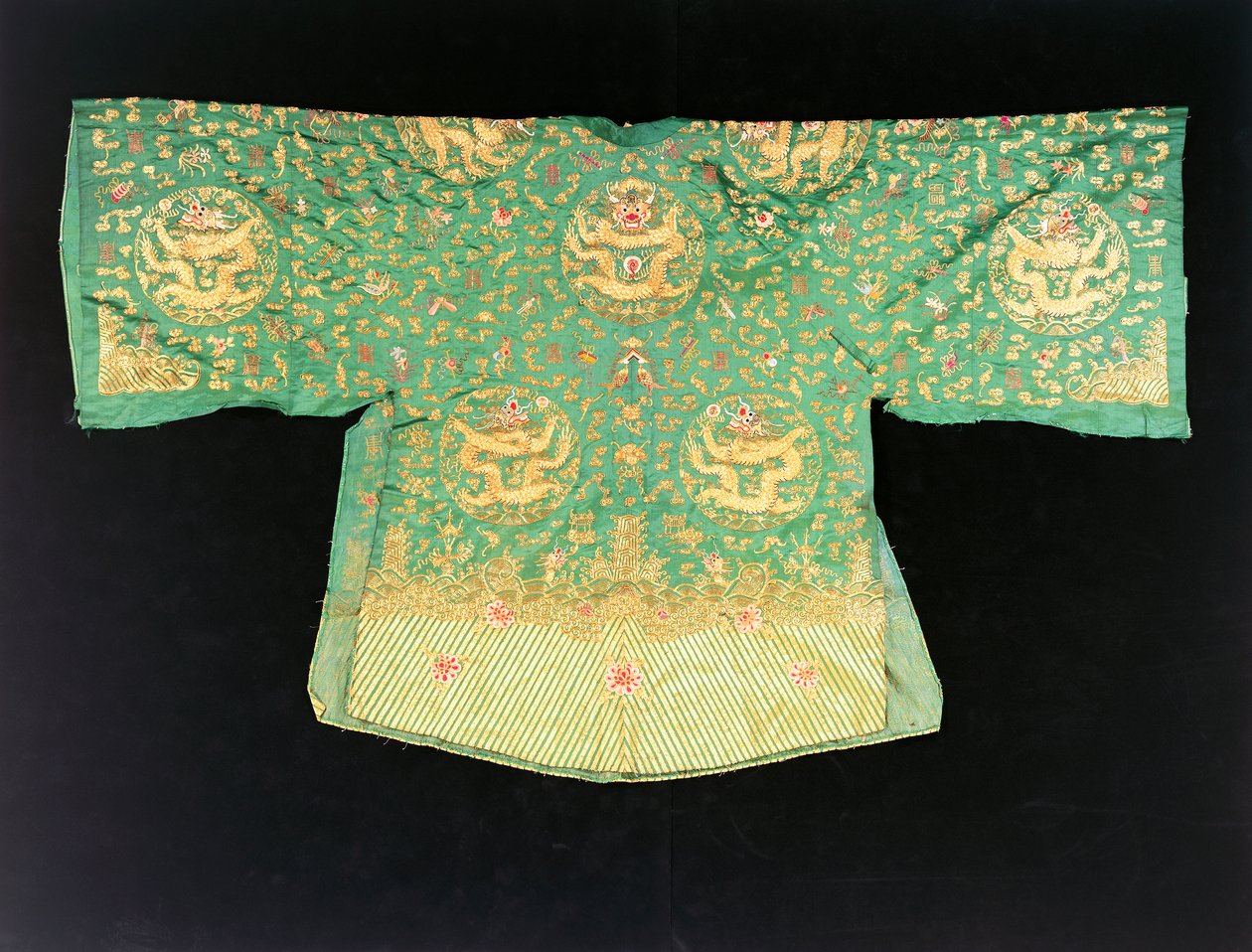 Ein chinesischer Drachenmantel aus olivgrünem Satin von School Chinese