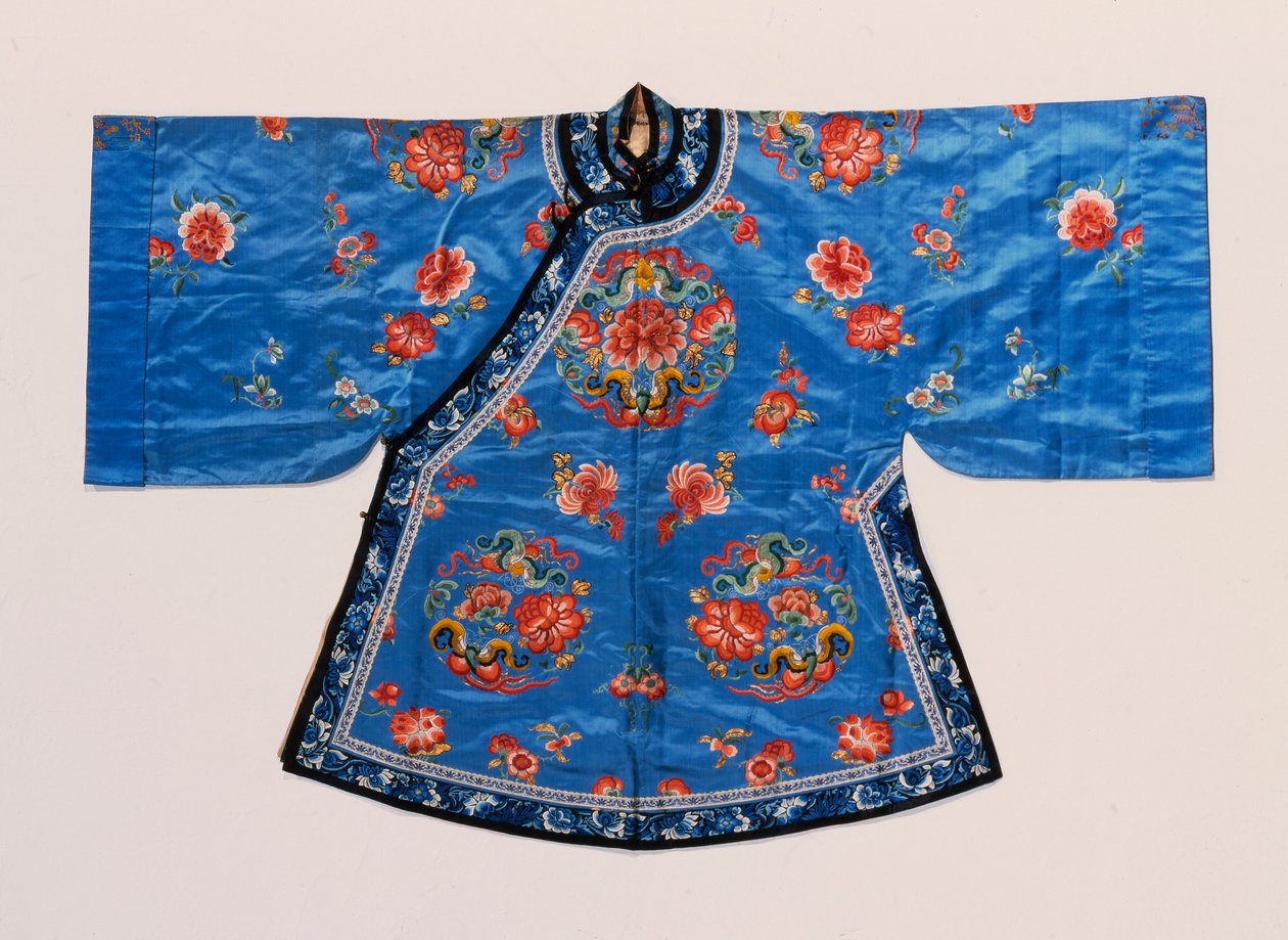Informeller Mantel aus Vergissmeinnicht-blauem Satin, bestickt mit Pfingstrosen- und Schmetterlingsrundeln, verstreut mit Lotusblumen, Pfirsichen und anderen Früchten und Blumen von School Chinese