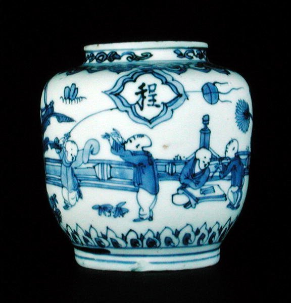 Blau-weiße Vase mit spielenden Jungen, Wanli von School Chinese