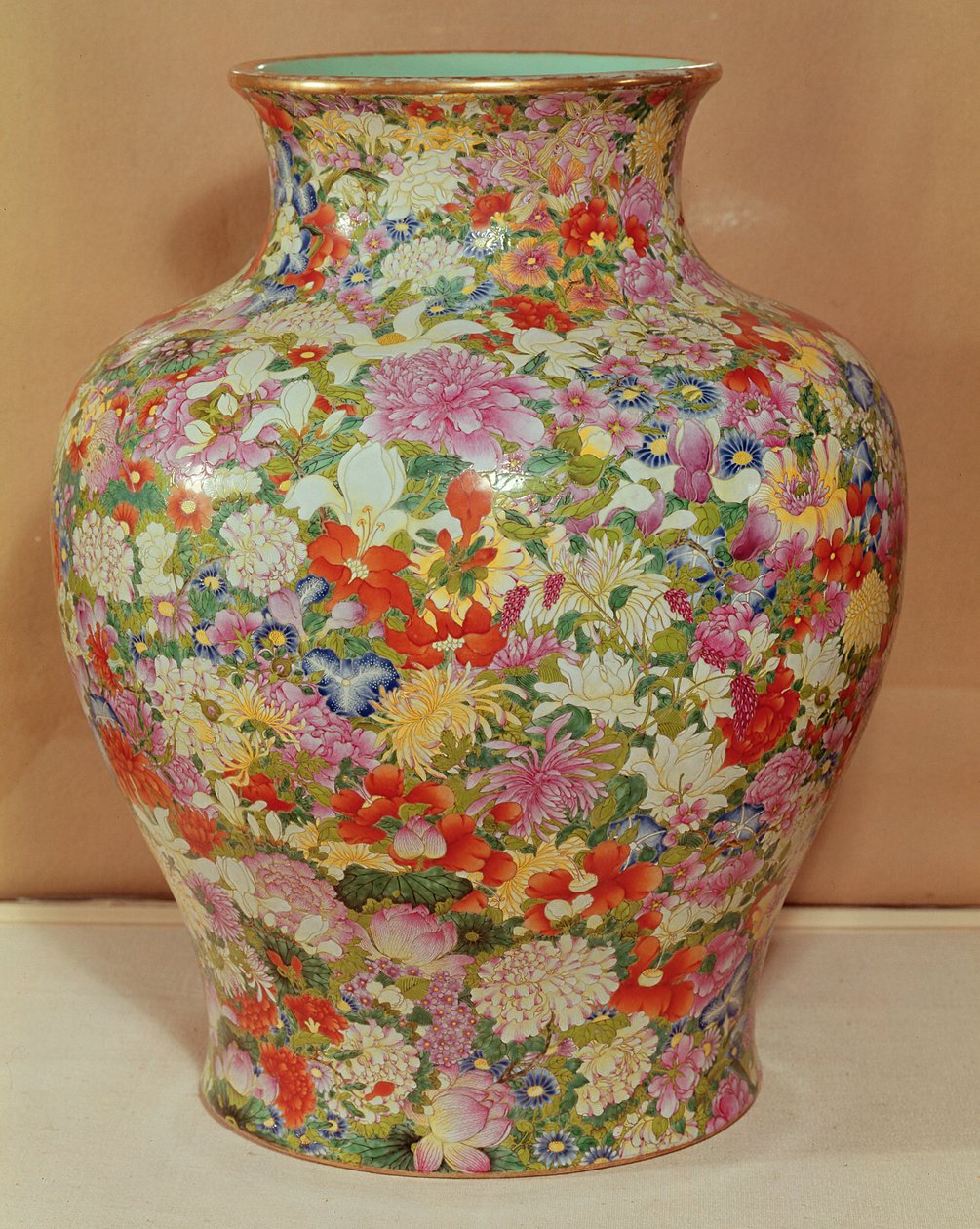 Famille Rose Vase mit Mille Fleurs Dekoration, Qianlong-Dynastie von School Chinese