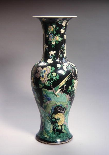 Große Famille Noire Yen Yen Vase, Kangxi-Periode (1662-1722) von School Chinese