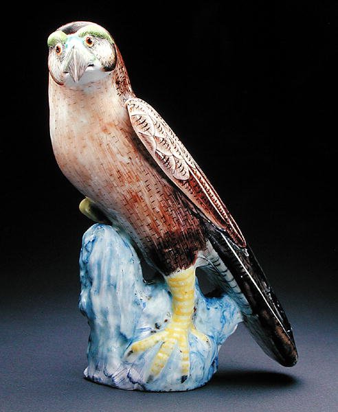 Einer von einem Paar famille rose Falken, ca. 1750 von School Chinese