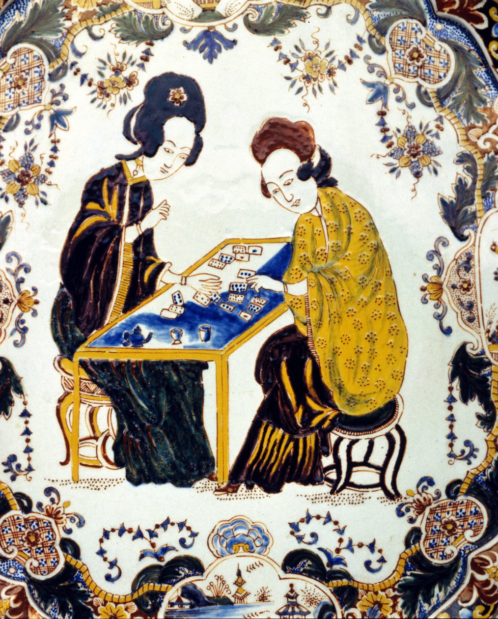 Zwei Frauen spielen Dame. China, 18. Jahrhundert. Keramik. Mailand von School Chinese