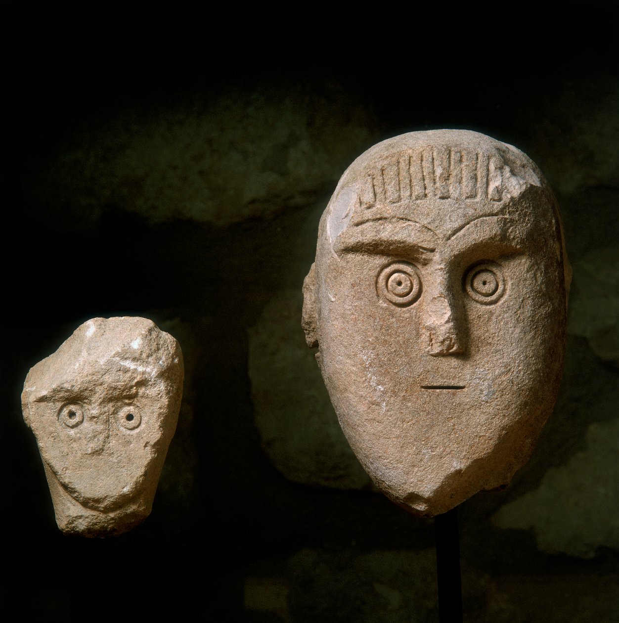 Kegelförmige Köpfe, von einem Grabdenkmal in Daunia von School Daunian