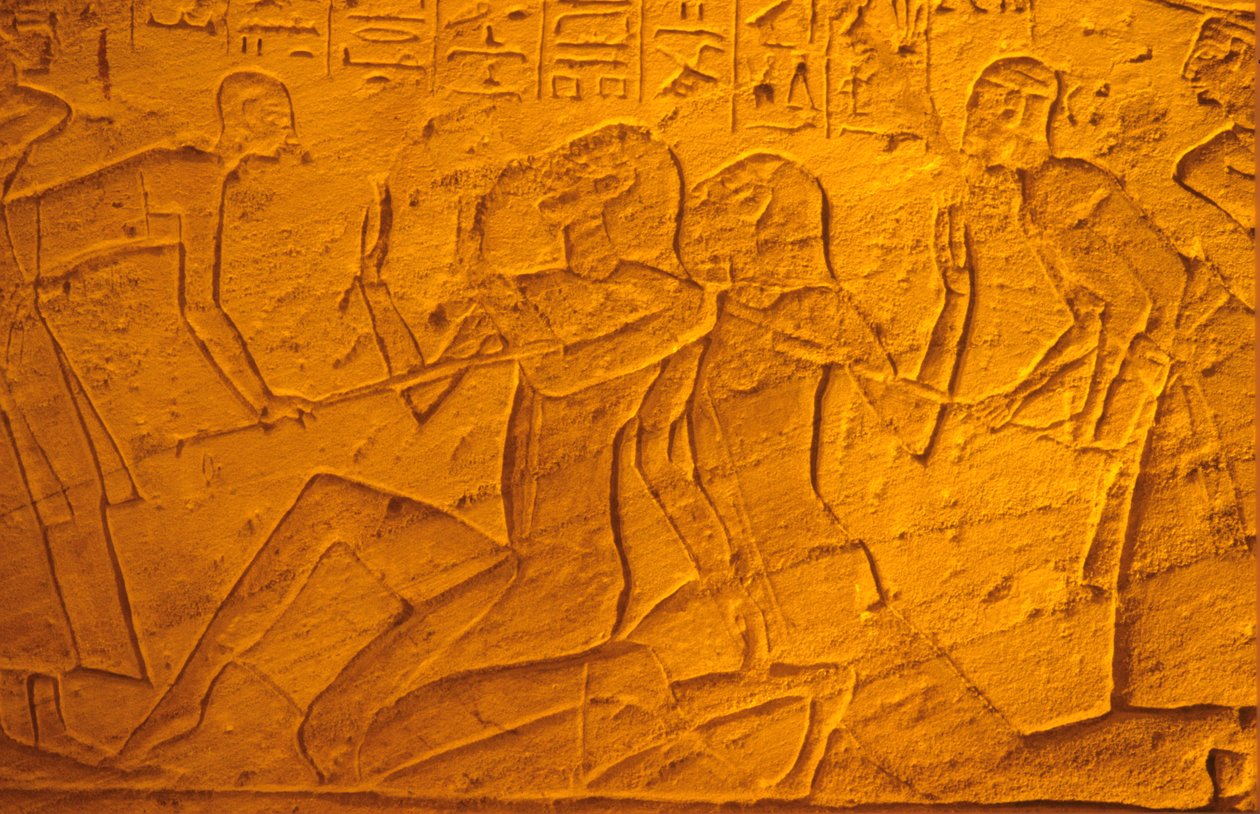 Altes Ägypten, Wandmalerei/-schnitzerei, Hethitische Gefangene werden mit Stöcken geschlagen, Tempel von Ramses II. und Nefertari, Abu Simbel (Foto) von School Egyptian
