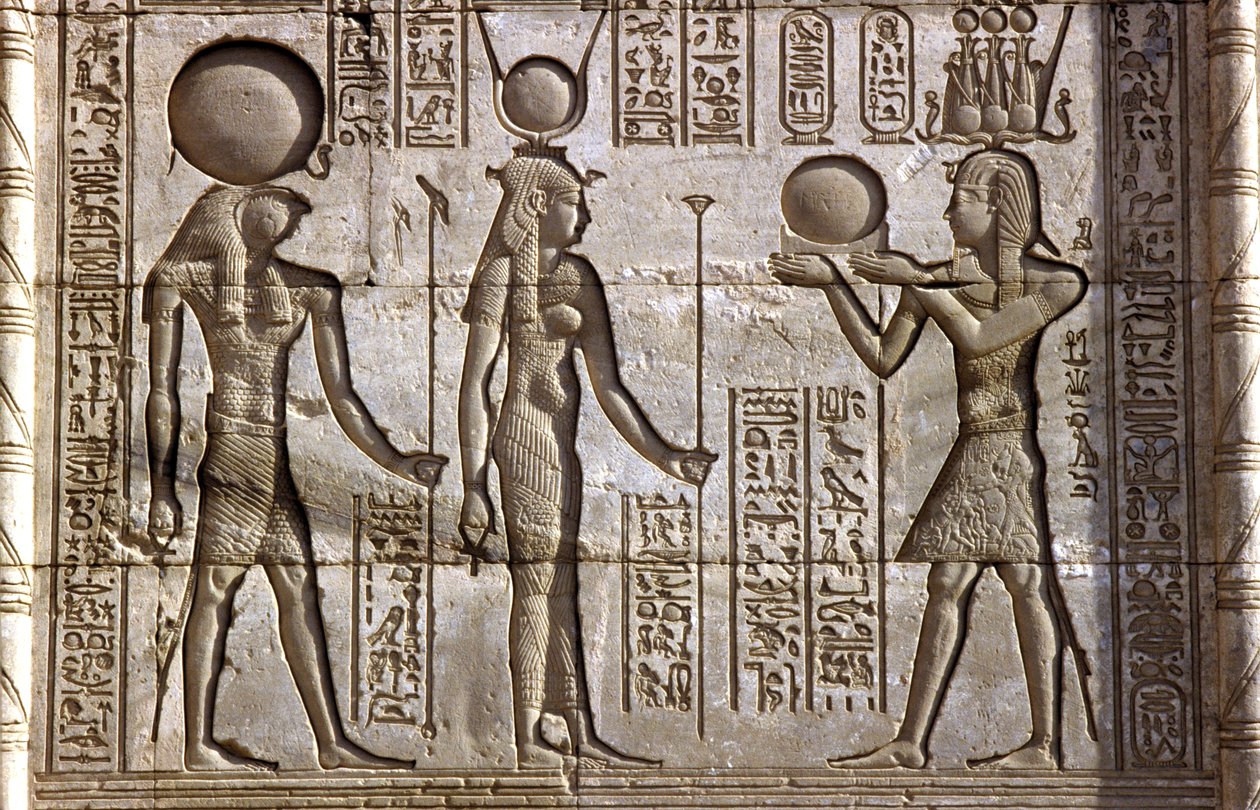 Altes Ägypten, Wandmalerei/-schnitzerei, Horus und Isis erhalten ein Opfer vom Pharao, Tempel von Hathor, Dendera von School Egyptian