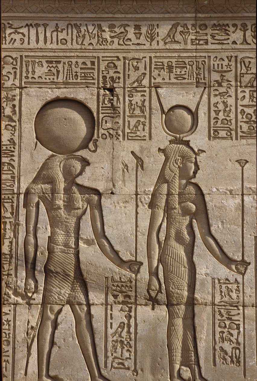 Altes Ägypten, Wandmalerei/Gravur, Horus und Isis erhalten ein Opfer vom Pharao, Tempel der Hathor, Dendera (Foto) von School Egyptian