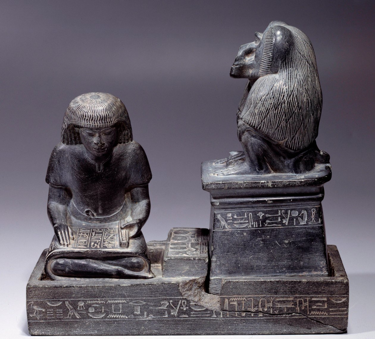 Ägyptische Antike: Der Schreiber Nebmertouf und der Affe Thot, Gott der Schrift und Schutzpatron der Schreiber. Schieferskulptur. Herrschaft von Amenophis III. (1391-1353) von School Egyptian