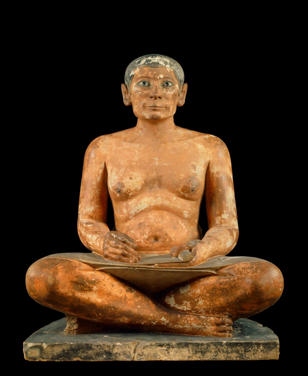 Ägyptische Antiquitäten: Der hockende Schreiber. Statue aus Kalkstein, Alabaster und Bergkristall. Aus Sakkara (um 2620 - 2350 v. Chr.). 4. oder 5. Dynastie. Louvre Museum, Paris von School Egyptian