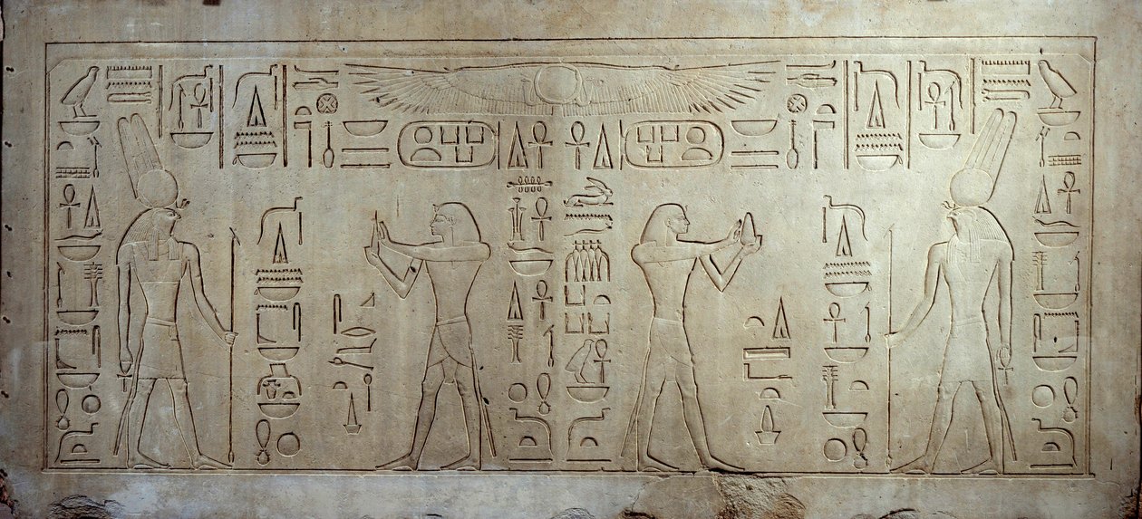 Ägyptische Antike: Kalksteinstelen, die König Sesostris III. (1862-1843 v. Chr.) (links) als jungen Mann darstellen, rechts bietet ein alter Mann Brot und Kuchen dem Gott Monti an. 1878-1843 v. Chr. Aus Medamoud. Paris, Louvre Museum von School Egyptian