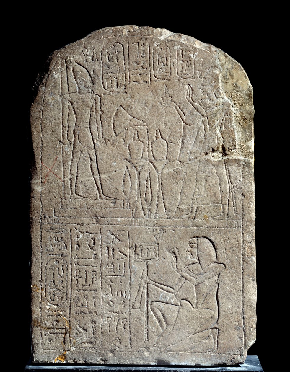 Ägyptische Antiquität: Kalksteinstele im Namen von König Anya. Pharao Ramses II bietet Weihrauch seiner eigenen kolossalen göttlichen Statue an. Regierungszeit von Ramses II (1279-1213 v. Chr.). Aus dem Serapeum von Saqqara. Paris, Louvre von School Egyptian
