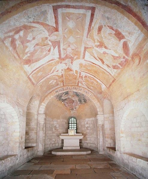 Die Krypta, aus der früheren Kirche von 1030, mit Fresken von Christus auf einem weißen Pferd, umgeben von Engeln, aus dem 12. Jahrhundert von School French