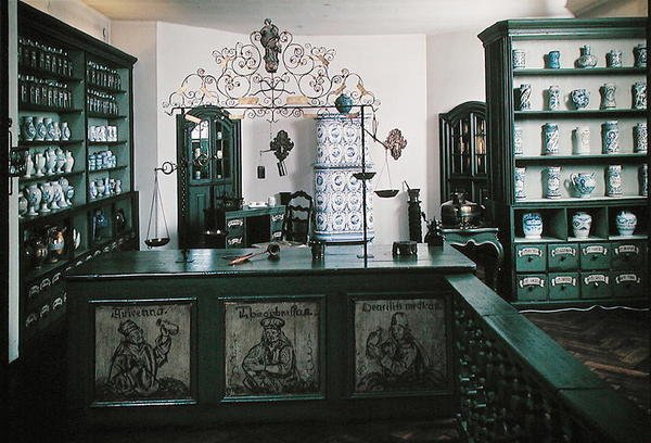Rekonstruktion einer Apotheke mit Möbeln und Objekten aus dem 18. Jahrhundert (Foto) von School German