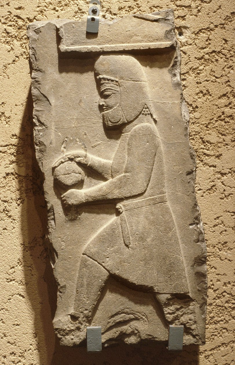 Ein Meder am Königshof von Persepolis mit einem bedeckten Gefäß, Achämeniden, ca. 500 v. Chr. von School Iranian