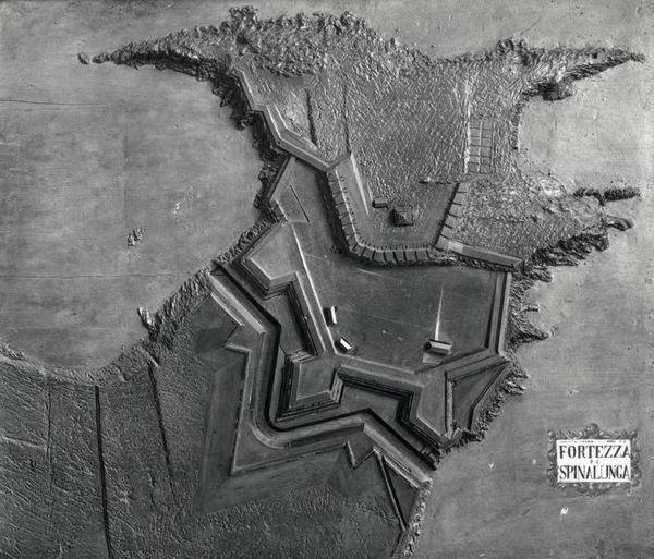 Reliefkarte der venezianischen Festung in Spinalonga, Kreta im Jahr 1619 (s/w Foto) von School Italian