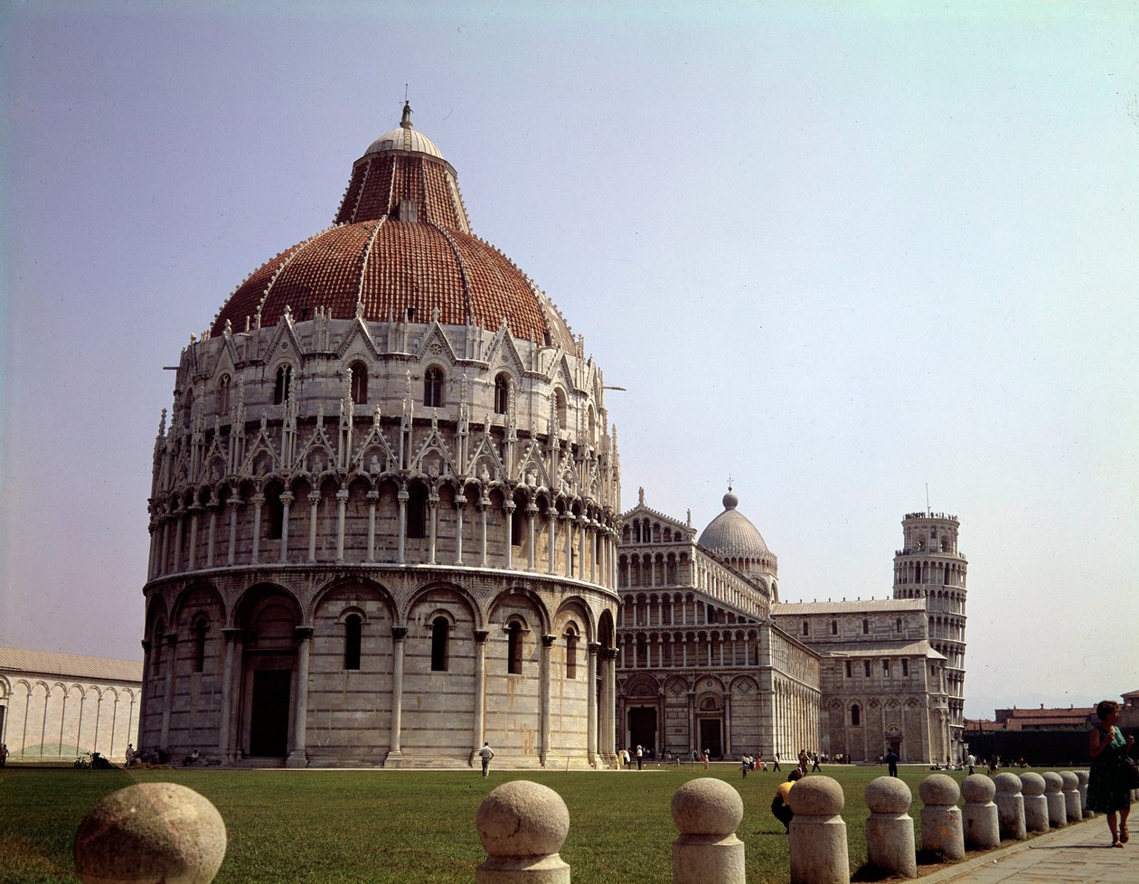 Mittelalterliche Architektur: Blick auf das Baptisterium, den Dom und den Turm von Pisa auf dem Campo dei Miracoli, Italien von School Italian
