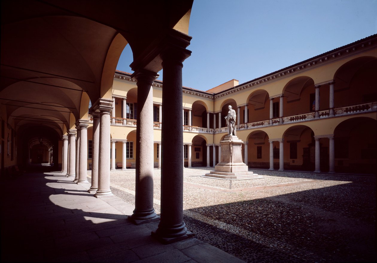 Ansicht des Hofes mit der Statue von Alessandro Volta von School Italian
