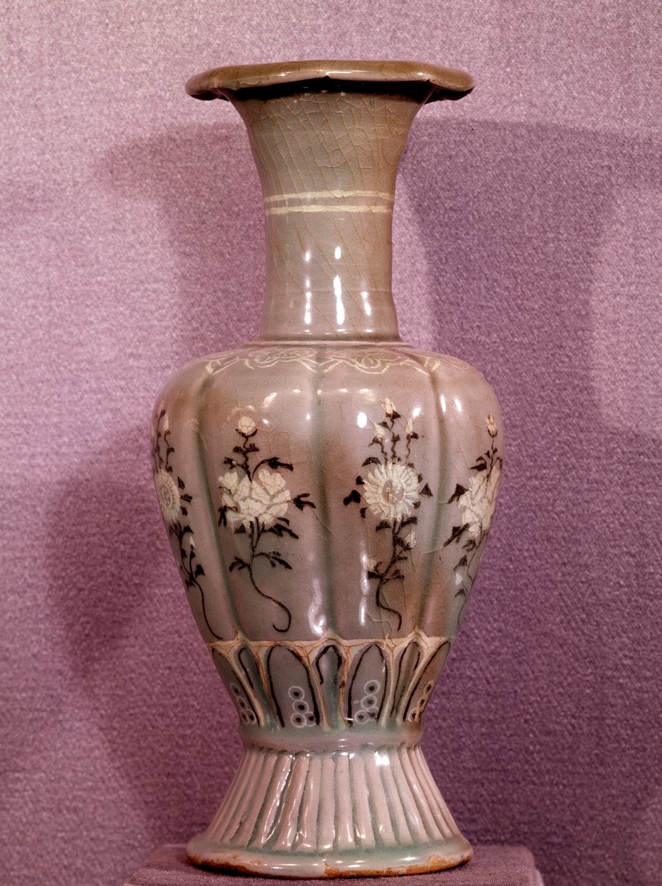 Koreanische Kunst: Keramikvase mit Blumendekor. Koryo-Periode. 12. Jahrhundert. Museum der Schönen Künste, Duksoo-Palast, Korea von School Korean