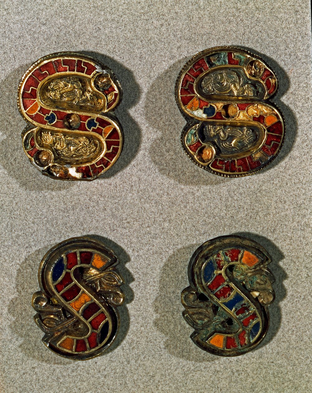 Archäologie des Mittelalters: Barbarische Kunst der Lombardei: Gürtelspange in Form des Buchstabens S von School Lombard