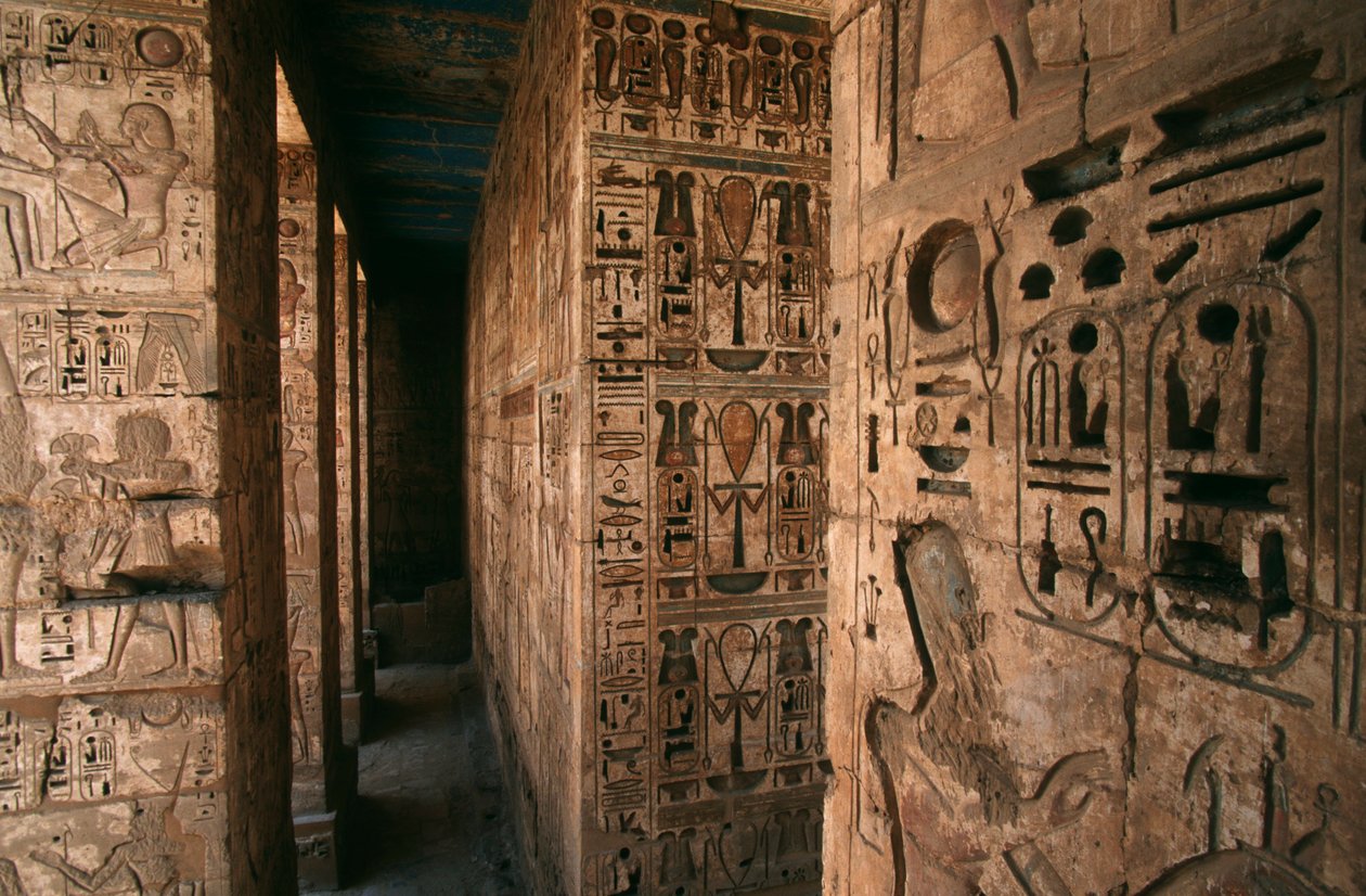 Ägypten, Medinet Habu, Luxor, Luxor-Gouvernement, Totentempel von Ramses III. (Detail) von R. and Smith Simkin