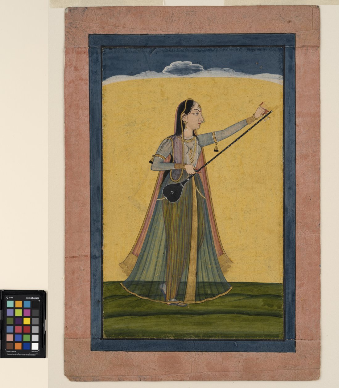 Eine Frau stimmt ihre Tambura, ca. 1740 von School Pahari