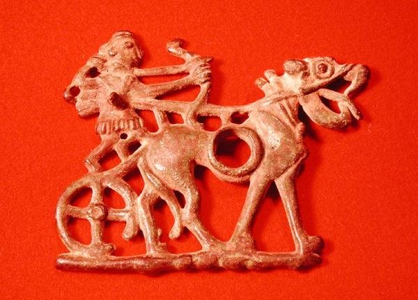 Pferdegebiss mit einem Jäger auf seinem Streitwagen, der seinen Bogen spannt, ca. 1200-700 v. Chr. von School Persian