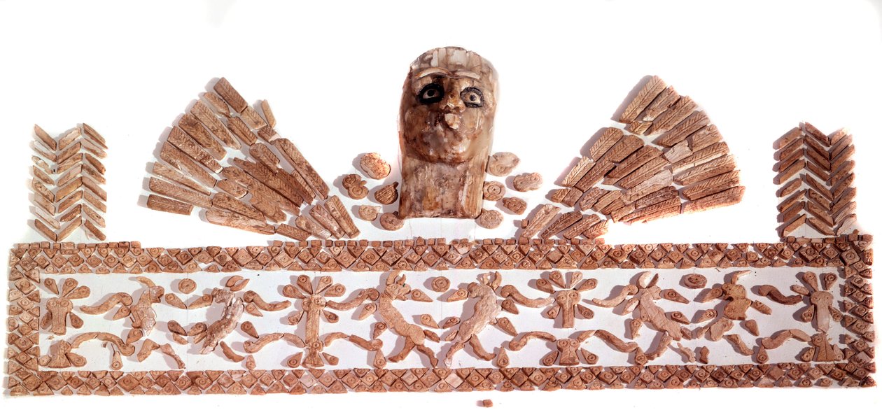 Persische Kunst: Elfenbeinmosaiktafeln: Maske über Tieren, die einen Baum umrahmen von School Persian