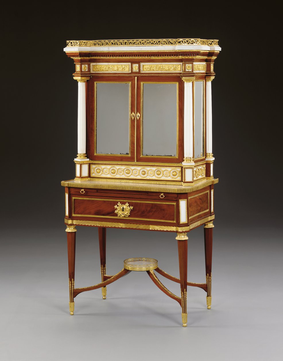 Ein russischer Ormolu-montierter weißer Marmor- und Mahagoni-Bonheur du jour, ca. 1790 von School Russian
