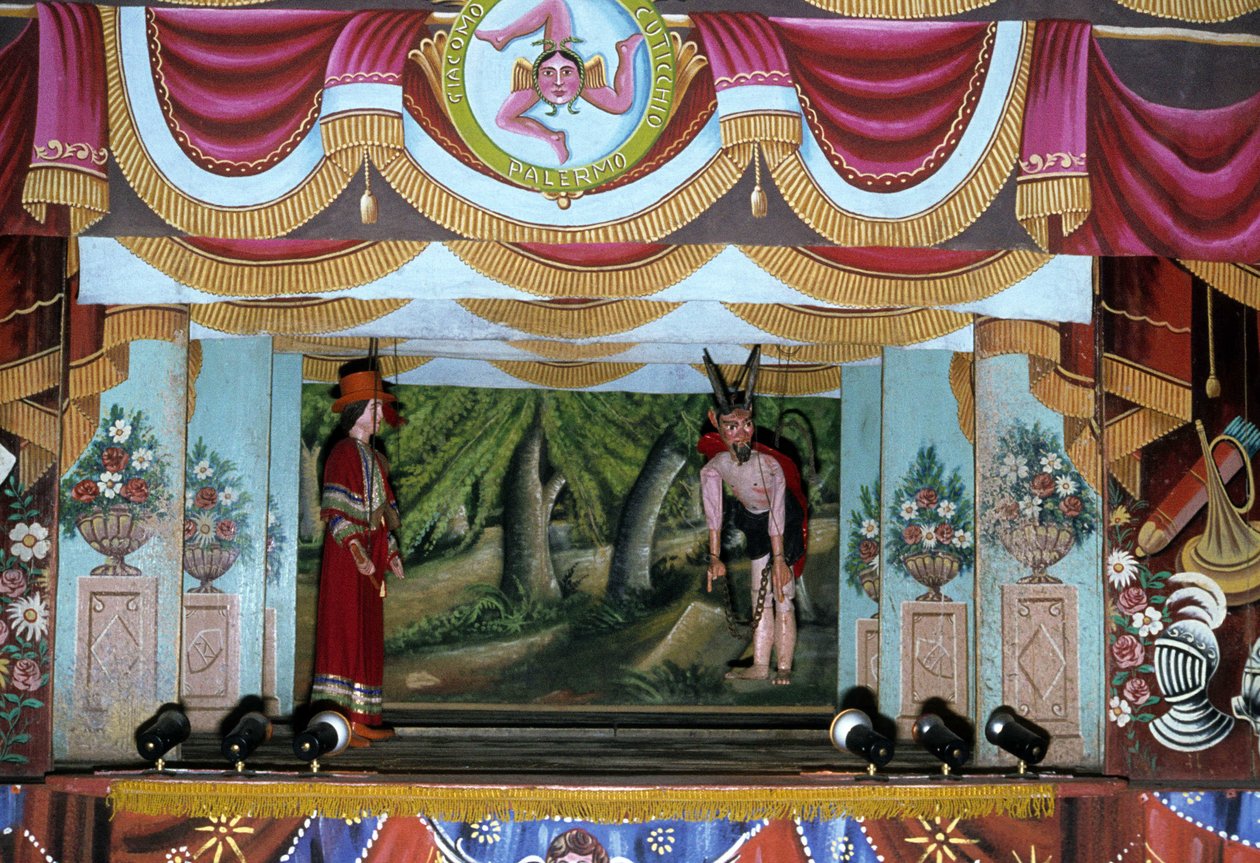 Puppentheater in Palermo. Diese Puppen, die einer sizilianischen Tradition aus der Antike entstammen, sollen die Geschichte von Invasionen und normannischen Eroberungen erzählen. Im oberen Teil des Fotos ist das sizilianische Symbol von Trinacria zu sehen. von School Sicilian
