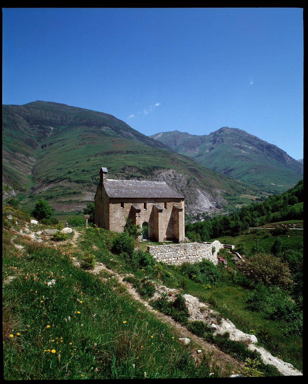 Blick auf die Kapelle von St. Pelegrin, Arties (Fotografie) von School Spanish