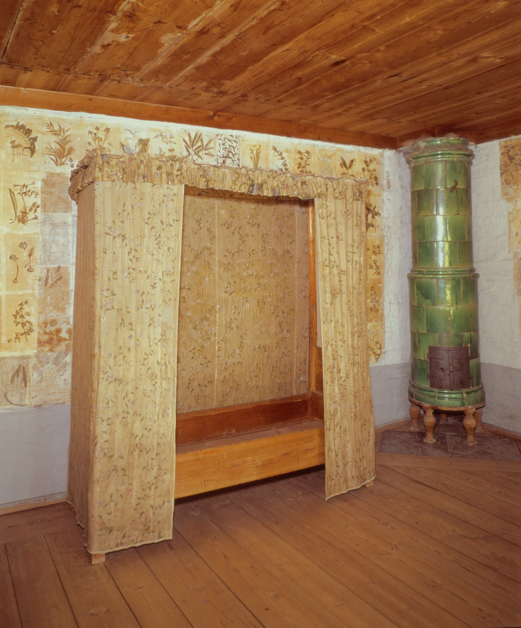 Klappbett und Keramikofen im Haus von Carl Linnaeus (1707-78) von School Swedish