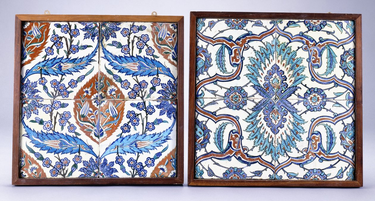 Eine Iznik-Fliese mit Pflaumenblüten und Tulpen, hergestellt um 1570, und eine Iznik-Fliese aus dem 17. Jahrhundert mit roter und blauer gespaltenen Palmette, ca. 1570; 17. Jahrhundert von School Turkish